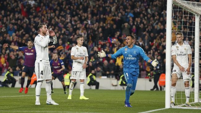 Gol Aneh Barcelona dan Reaksi Lucu Ramos di El Clasico