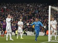 Gol Aneh Barcelona dan Reaksi Lucu Ramos di El Clasico