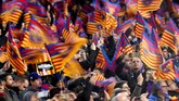 Bendera yang identik dengan Barcelona dan Catalunya menjadi pemandangan yang mewarnai tribune penonton di Stadion Camp Nou. (Stadion REUTERS/Albert Gea)