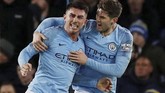Aymeric Laporte (kiri) yang mencetak gol pertama Man City ke gawang Everton merayakan gol bersama John Stones pada menit ke-45. (REUTERS/Phil Noble)