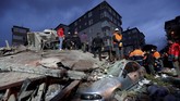 Kantor Gubernur Istanbul mengonfirmasi kabar ini, tapi belum ada informasi jelas mengenai penyebab gedung tersebut runtuh. (Reuters/Murad Sezer)