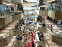 Corona Masuk RI, Pengunjung Mal Dilarang Fungsikan Lift