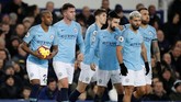 Gol Aymeric Laporte yang terjadi pada menit-menit akhir babak pertama disambut antusias pemain-pemain The Citizens. (Action Images via Reuters/Carl Recine)