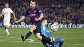 Barcelona berupaya keras mengejar ketertinggalan dari Madrid. Jordi Alba juga turut membantu penyerangan dan merangsek hingga ke kotak penalti. (REUTERS/Sergio Perez)