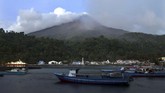Foto Gunung Karangetang dari kejauhan. Asap putih bertekanan disertai guguran material vulkanik dari kawah bagian utara masih mendominasi aktivitas erupsi efusif Gunung Karangetang. (ANTARA FOTO/Adwit B Pramono)