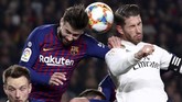 Dua bek tengah kenamaan asal Spanyol, Gerard Pique dan Sergio Ramos, beradu memperebutkan bola dalam sebuah duel udara. (REUTERS/Sergio Perez)