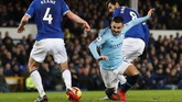 Gelandang Man City Ilkay Guendogan berupaya melewati dua pemain Everton Andre Gomes and Michael Keane. (Action Images via Reuters/Carl Recine)