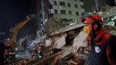 Yerlika juga mengatakan terdapat pabrik tekstil tak berizin di lantai dasar bangunan tersebut. (Reuters/Murad Sezer)