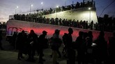 Di Queretaro, Meksiko, para imigran mengantre dan menunggu angkutan dalam perjalanan menuju Amerika Serikat. (REUTERS/Alexandre Meneghini)