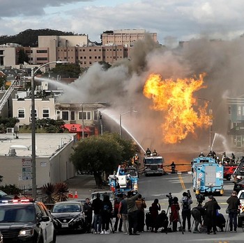 Ledakan Pipa Gas California Hanguskan 5 Bangunan