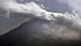 Puncak gunung api Karangetang terpantau dari laut bagian barat Pulau Siau, Kabupaten Kepulauan Sitaro, Sulawesi Utara, Kamis (7/2). Gunung tersebut masih mengeluarkan kepulan asap putih serta muntahan material vulkanik berupa lahar, batuan serta pasir sejauh 3.500 meter dan telah mencapai garis pantai. (ANTARA FOTO)