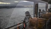 Pada suatu pagi, seorang pria tidur di feri Kadikoy yang melewat di Bosphorus, Istanbul. (Photo by BULENT KILIC / AFP)