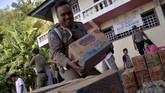 Anggota Satpol PP menumpuk pasokan logistik untuk warga di Desa Niambangeng, Siau Barat Utara, Kabupaten Kepulauan Sitaro, Sulawesi Utara, Rabu (6/2). (ANTARA FOTO/Adwit B Pramono)