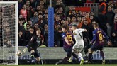Lucas Vazquez menuntaskan sebuah serangan dengan sebuah sentuhan simpel menyambut umpan Karim Benzema untuk membawa Real Madrid memimpin atas Barcelona pada menit keenam. (REUTERS/Albert Gea)