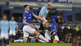 Michael Keane and Idrissa Gueye mengawal Sergio Aguero yang merupakan pencetak gol terbanyak Man City dengan 14 gol. (REUTERS/Phil Noble)