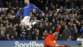 Kendati kalah dalam penguasaan bola, Everton sempat mengancam gawan Man City yang dikawal Ederson Moraes melalui Cenk Tosun. (Action Images via Reuters/Carl Recine)