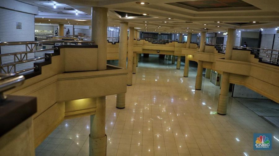 Pengunjung melintas di Blok M mall, Jakarta, Kamis (7/2/2019). Blok M pernah jadi primadona pusat perbelanjaan Jakarta pada periode 1990 hingga awal 2000-an, namun saat ini sepi. (CNBC Indonesia / Andrean Kristianto)