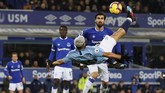 Bomber Manchester City Sergio Aguero berupaya menyelesaikan peluang dengan tendangan salto. (REUTERS/Phil Noble)