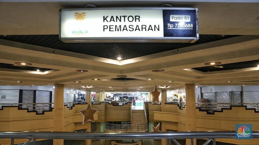 Semakin maraknya penjualan online membuat banyaknya pusat perbelanjaan ditinggal pembeli.