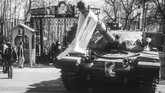 Setelah Syah Reza Pahlevi, seluruh bangunan kekaisaran diambil alih pendukung Ayatollah Khomeini, termasuk istana. (Photo by GABRIEL DUVAL / AFP)