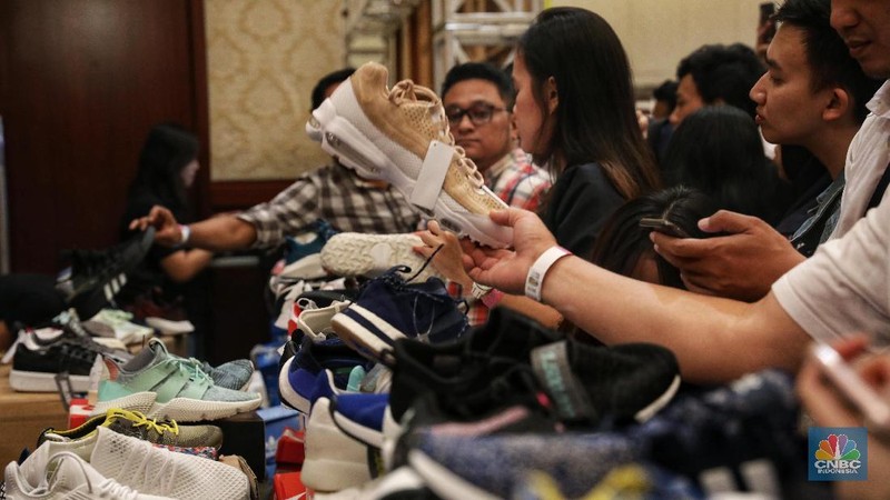 Para penggemar sneaker memanfaatkan ajang ini untuk berburu sepatu limited edition yang hanya ditawarkan di sini. (CNBC Indonesia/Andrean Kristianto)