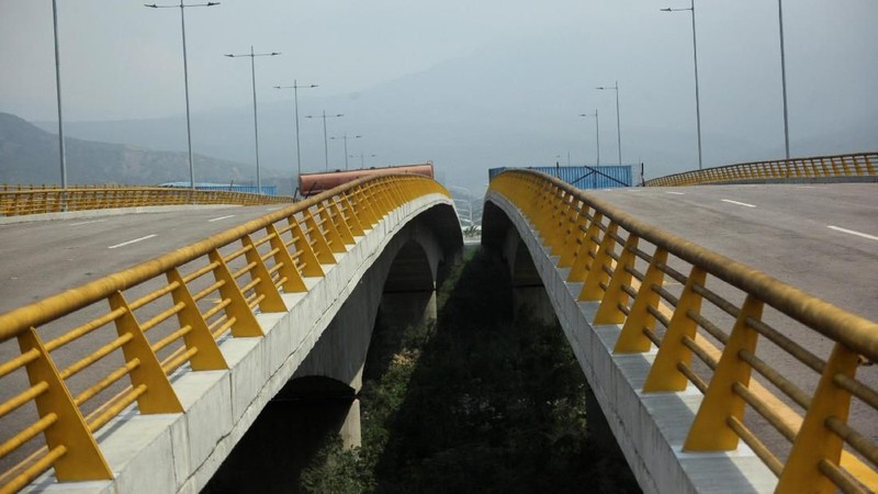 Pemerintah Venezuela memblokir jembatan yang menjadi akses penghubung dari Kolombia.