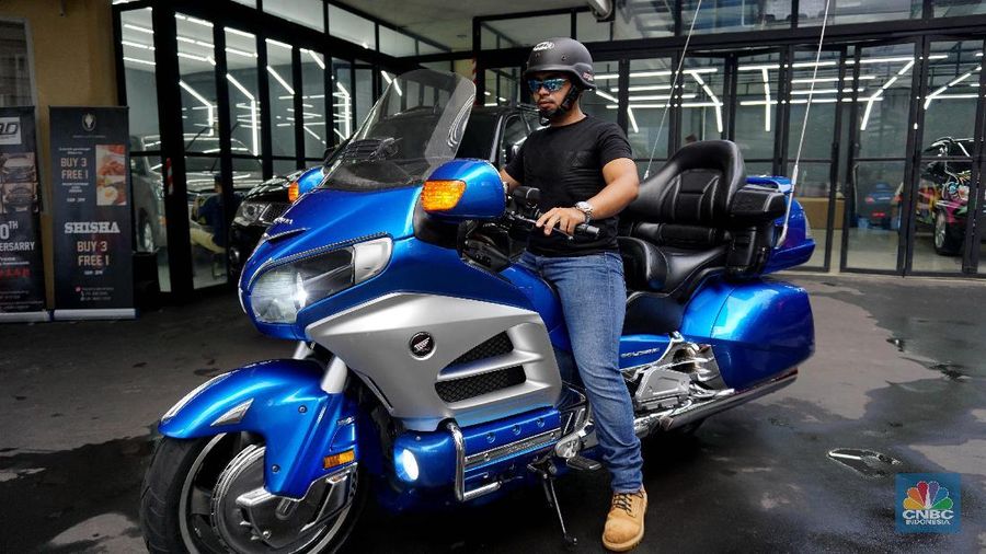 Pameran Indonesia Motorcycle Show (IMOS) digelar di Balai Sarbini, Jakarta Convention Center mulai 31 Oktober hinga 4 November 2018.

Bagi para pecinta motor, ajang ini memamerkan beragam produk-produk dari berbagai jenis yakni sport, klasik, scooter, motor angkutan barang hingga beragam aksesoris.

Produk termurah yakni diisi oleh berbagai merek kendaraan seperti Honda dan Suzuki dengan harga terendah Rp 15 jutaan jenis scooter matic.

Sedangkan harga tertinggi salah satunya dipamerkan oleh Honda yakni motor gede (moge) jenis Gold Wing dengan harga Rp 1,05 miliar.

“Sudah banyak yang pesan, rata-rata dari pengusaha itu sudah sekitar 20 unit ya, untuk event ini sudah ada satu orang yang pesan,” ujar salah satu Sales Honda kepada CNBC Indonesia.

Sementara itu, untuk motor jenis klasik juga dipamerkan oleh Royal Enfield asal Inggris dengan menawarkan harga motor mulai Rrp 63,3 juta hingga Rp 95,4 juta. Sedangkan dalam ajang ini perusahaan memamerkan motor seharga lebh dari Rp 800 juta yang dilirik oleh Presiden Joko Widodo.

Selain itu, produk-produk motor berbahan bakar listrik dan juga motor hybrid ditampilkan bagi para pecinta kendaraan roda dua. Bahkan, terdapat produk motor yang digabung sebagai angkutan pertanian dan angkutan barang.

Selain menampilkan produk-produk motor, ajang ini juga memamerkan dan menjual jenis aksesoris seperti helm, jaket hingga spare part ditambah dengan bantuan beragam perusahaan pembiayaan (multifinance) yang memudahkan pengunjung jika ingin melakukan kredit atau cicilan kendaraan. (CNBC Indonesia/Tito Bosnia)