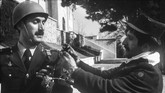 Penyematan bunga kepada tentara kekaisaran Iran menjadi penanda mereka mendukung revolusi pada 1979. (Photo by GABRIEL DUVAL / AFP)