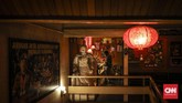 Mukti Cafe kental dengan nuansa Tionghoa, ornamen seperti patung Laksamana Cengho, lampion dan ruangan berwarna emas dan merah memberikan suasana khas pecinan di kafe ini. (CNN Indonesia/ Hesti Rika)