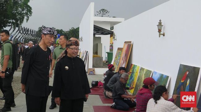 Pakai Baju Pangsi Jokowi Keliling Alun alun Cianjur 