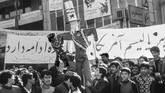 Selain menumbangkan rezim Syah Reza Pahlevi, pendukung revolusi Iran juga sangat memusuhi Amerika Serikat. Mereka menganggap AS mendukung rezim kejam dan penindas. (Photo by STAFF / EPU / AFP)