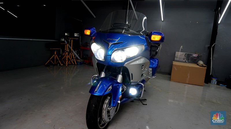 Pameran Indonesia Motorcycle Show (IMOS) (CNBC Indonesia/Tito Bosnia) Pameran Indonesia Motorcycle Show (IMOS) digelar di Balai Sarbini, Jakarta Convention Center mulai 31 Oktober hinga 4 November 2018.
Bagi para pecinta motor, ajang ini memamerkan beragam produk-produk dari berbagai jenis yakni sport, klasik, scooter, motor angkutan barang hingga beragam aksesoris.
Produk termurah yakni diisi oleh berbagai merek kendaraan seperti Honda dan Suzuki dengan harga terendah Rp 15 jutaan jenis scooter matic.
Sedangkan harga tertinggi salah satunya dipamerkan oleh Honda yakni motor gede (moge) jenis Gold Wing dengan harga Rp 1,05 miliar.
“Sudah banyak yang pesan, rata-rata dari pengusaha itu sudah sekitar 20 unit ya, untuk event ini sudah ada satu orang yang pesan,” ujar salah satu Sales Honda kepada CNBC Indonesia.
Sementara itu, untuk motor jenis klasik juga dipamerkan oleh Royal Enfield asal Inggris dengan menawarkan harga motor mulai Rrp 63,3 juta hingga Rp 95,4 juta. Sedangkan dalam ajang ini perusahaan memamerkan motor seharga lebh dari Rp 800 juta yang dilirik oleh Presiden Joko Widodo.
Selain itu, produk-produk motor berbahan bakar listrik dan juga motor hybrid ditampilkan bagi para pecinta kendaraan roda dua. Bahkan, terdapat produk motor yang digabung sebagai angkutan pertanian dan angkutan barang.
Selain menampilkan produk-produk motor, ajang ini juga memamerkan dan menjual jenis aksesoris seperti helm, jaket hingga spare part ditambah dengan bantuan beragam perusahaan pembiayaan (multifinance) yang memudahkan pengunjung jika ingin melakukan kredit atau cicilan kendaraan. (CNBC Indonesia/Tito Bosnia)