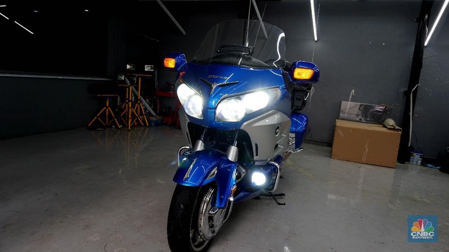 Pameran Indonesia Motorcycle Show (IMOS) digelar di Balai Sarbini, Jakarta Convention Center mulai 31 Oktober hinga 4 November 2018.

Bagi para pecinta motor, ajang ini memamerkan beragam produk-produk dari berbagai jenis yakni sport, klasik, scooter, motor angkutan barang hingga beragam aksesoris.

Produk termurah yakni diisi oleh berbagai merek kendaraan seperti Honda dan Suzuki dengan harga terendah Rp 15 jutaan jenis scooter matic.

Sedangkan harga tertinggi salah satunya dipamerkan oleh Honda yakni motor gede (moge) jenis Gold Wing dengan harga Rp 1,05 miliar.

“Sudah banyak yang pesan, rata-rata dari pengusaha itu sudah sekitar 20 unit ya, untuk event ini sudah ada satu orang yang pesan,” ujar salah satu Sales Honda kepada CNBC Indonesia.

Sementara itu, untuk motor jenis klasik juga dipamerkan oleh Royal Enfield asal Inggris dengan menawarkan harga motor mulai Rrp 63,3 juta hingga Rp 95,4 juta. Sedangkan dalam ajang ini perusahaan memamerkan motor seharga lebh dari Rp 800 juta yang dilirik oleh Presiden Joko Widodo.

Selain itu, produk-produk motor berbahan bakar listrik dan juga motor hybrid ditampilkan bagi para pecinta kendaraan roda dua. Bahkan, terdapat produk motor yang digabung sebagai angkutan pertanian dan angkutan barang.

Selain menampilkan produk-produk motor, ajang ini juga memamerkan dan menjual jenis aksesoris seperti helm, jaket hingga spare part ditambah dengan bantuan beragam perusahaan pembiayaan (multifinance) yang memudahkan pengunjung jika ingin melakukan kredit atau cicilan kendaraan. (CNBC Indonesia/Tito Bosnia)