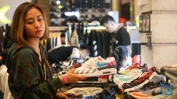 Sneakers Mewah dan Dobrakan Gaya Hidup Milenial Kaya Raya Kebiasaan berbelanja generasi milenial kaya raya telah mengubah gaya hidup mewah saat ini.