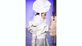 Koleksi 2Madison Avenue saat fashion show during New York Fashion Week: The Shows at Industria Studios pada 7 Februari 2019 (Yuchen Liao/Getty Images for Indonesian Diversity/AFP).