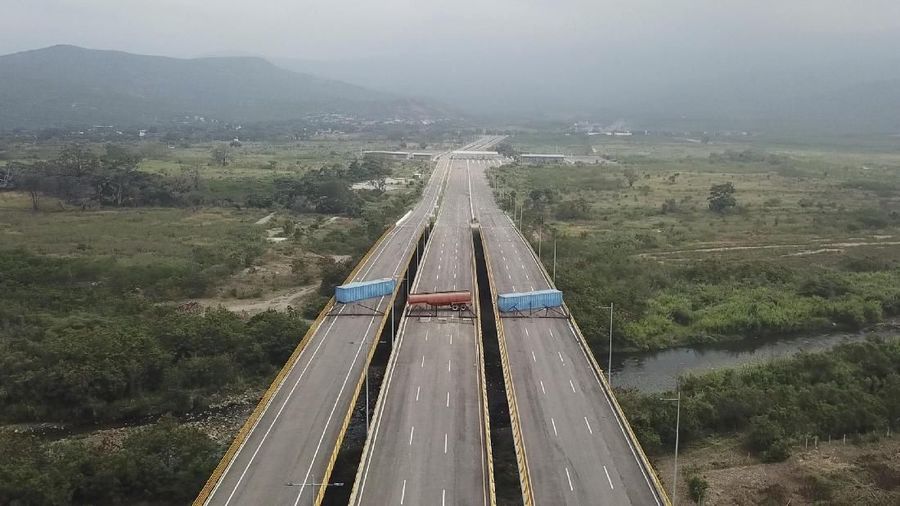 Pemerintah Venezuela memblokir jembatan yang menjadi akses penghubung dari Kolombia.