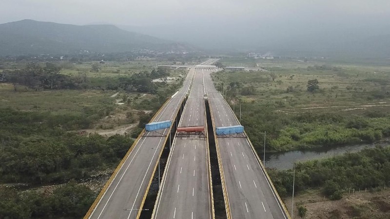 Pemerintah Venezuela memblokir jembatan yang menjadi akses penghubung dari Kolombia.