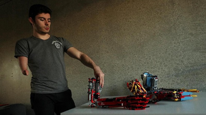 David Aguilar, 19 tahun. Mahasiswa Universitas Internacional de Catalunya Spanyol ini membuat sendiri lengan dari potongan Lego