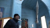 Di dalam gereja dipajang berbagai barang pameran misi penjelajahan luar angkasa sebagai propaganda pada era pemerintahan Soviet, salah satunya ialah pakaian astronaut Yuri Gargarin. (AFP Photo/Aleksey Filippov)