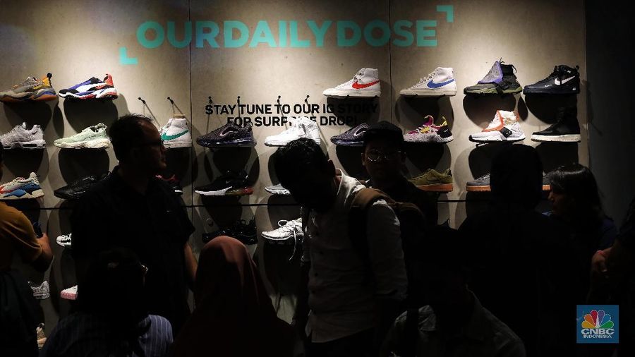 Para penggemar sneaker memanfaatkan ajang ini untuk berburu sepatu limited edition yang hanya ditawarkan di sini. (CNBC Indonesia/Andrean Kristianto)