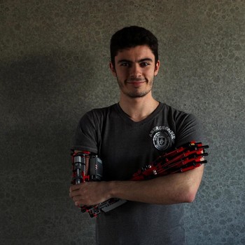 David Aguilar, Si Pembuat Tangan Palsu dari Potongan Lego