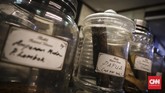 Salah satu koleksi yang dimiliki Mukti Cafe dan tidak dijual merupakan tembakau asal Papua sebagai pemberian dari salah satu pengunjung. (CNN Indonesia/ Hesti Rika)