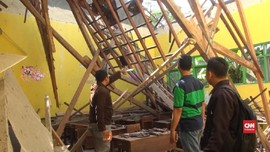 VIDEO: Atap Kelas Ambruk, 8 Siswa MTs di Mojokerto Luka