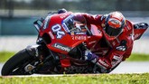 Pebalap Ducati Andrea Dovizioso menikung di Sirkuit Internasional Sepang. Dovizioso berada di posisi keempat di tes hari kedua. (RASFAN / AFP)