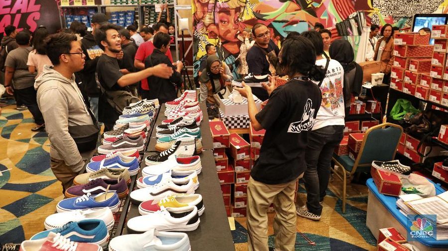 Para penggemar sneaker memanfaatkan ajang ini untuk berburu sepatu limited edition yang hanya ditawarkan di sini. (CNBC Indonesia/Andrean Kristianto)