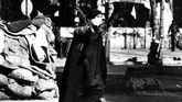 Pengunjuk rasa membawa gambar ulama Ayatollah Ruhollah Khomeini. Mereka menggulingkan Kaisar Iran, Syah Reza Pahlevi, pada Januari 1979. (Photo by - / AFP)