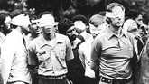 Sejumlah staf Kedubes AS di Tehran disandera selama berbulan-bulan saat revolusi. Operasi penyelamatan mereka diabadikan dalam film 'Argo' (U.S. Army/Handout via REUTERS)