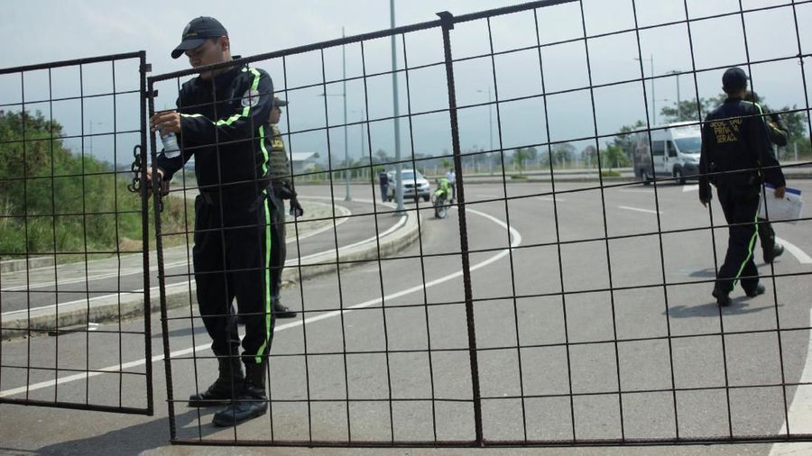Pemerintah Venezuela memblokir jembatan yang menjadi akses penghubung dari Kolombia.