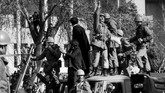 Sebagian tentara Kekaisaran Iran memilih membelot dan bergabung dengan gelombang revolusi. (Photo by Kaius Hedenstrˆm / EPU / AFP)