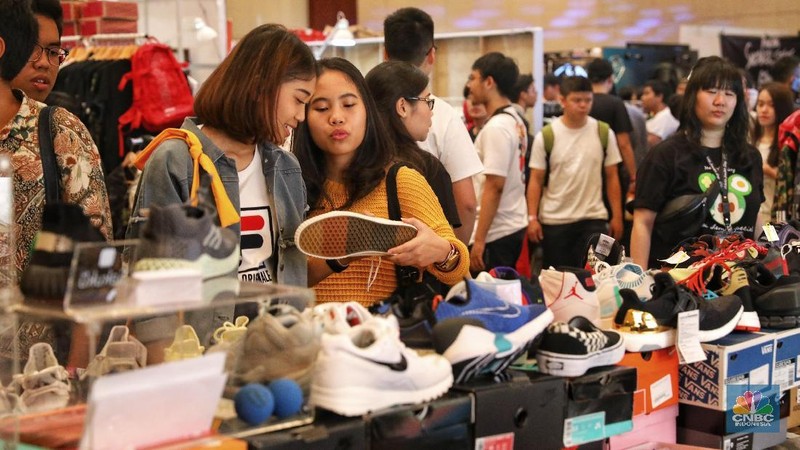 Para penggemar sneaker memanfaatkan ajang ini untuk berburu sepatu limited edition yang hanya ditawarkan di sini. (CNBC Indonesia/Andrean Kristianto)